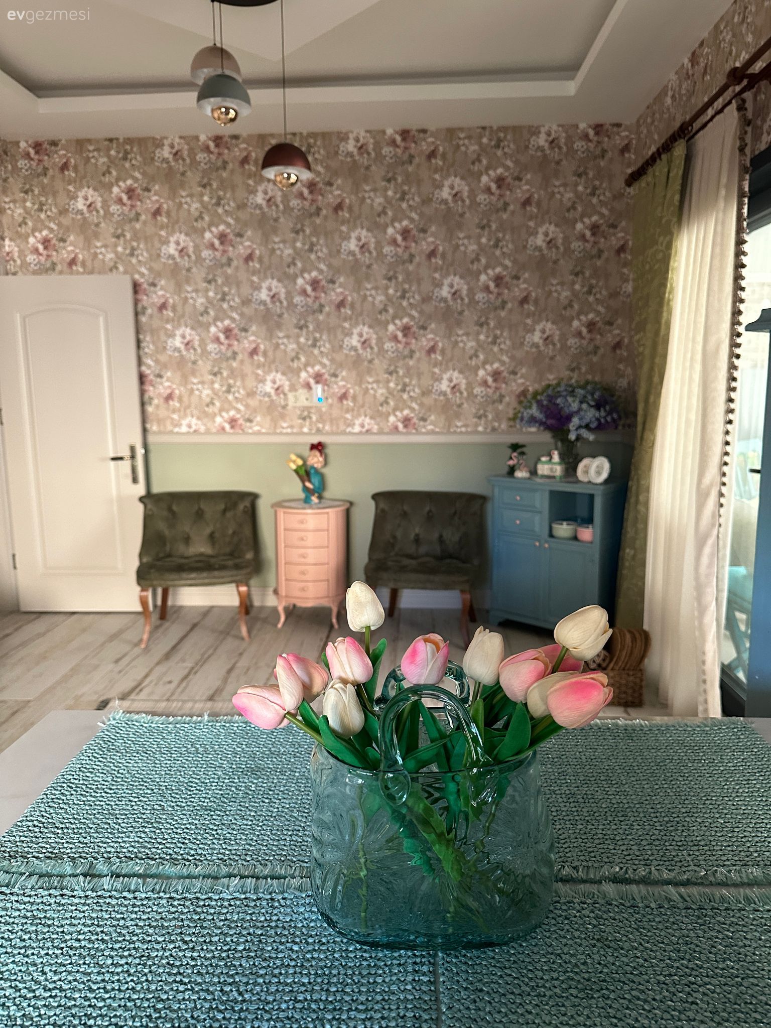 Trabzon'daki Bu Köy Evi Desen ve Renkleriyle Pek Şenlikli