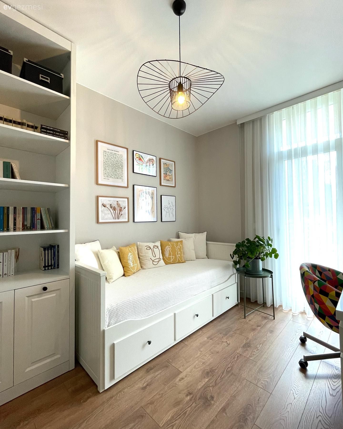 Çalışma odası, Beyaz, Sedir, Sarı, Çerçeve, Duvar dekorasyonu, Ev bitkisi, Saksı, Tül perde, Perde, Parke, Kitaplık, Sandalye, Avize, Aydınlatma