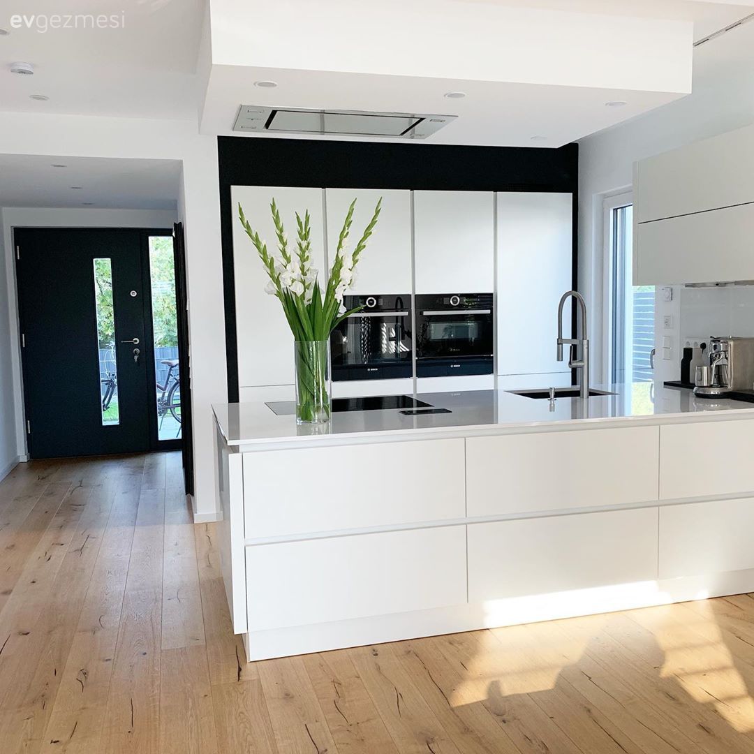 Amerikan Mutfak, Mutfak, Beyaz, Siyah, Cam Ankastre, Ankastre, Mutfak tezgahı, Mutfak tezgah arası, Ada mutfak, Vazo, Ev Aksesuar, Ev bitkisi, Kulpsuz mutfak dolabı, Modern mutfak