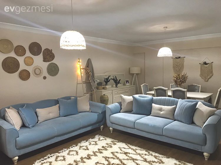 Salon, Modern, Bohem Dekorasyon, Mavi, Beyaz, Koltuk takımı, Duvar dekorasyonu, Hasır, Halı, Salon halısı, Geometrik desen, Desenler, Yan sehpa, Sehpa, Hasır puf, Hasır sepet, Dekoratif merdiven, Makrome, Avize, Aydınlatma, Salon avizesi, Yemek masası, Sandalye, Konsol, Konsol üzeri dekoratif objeleri, Lambader