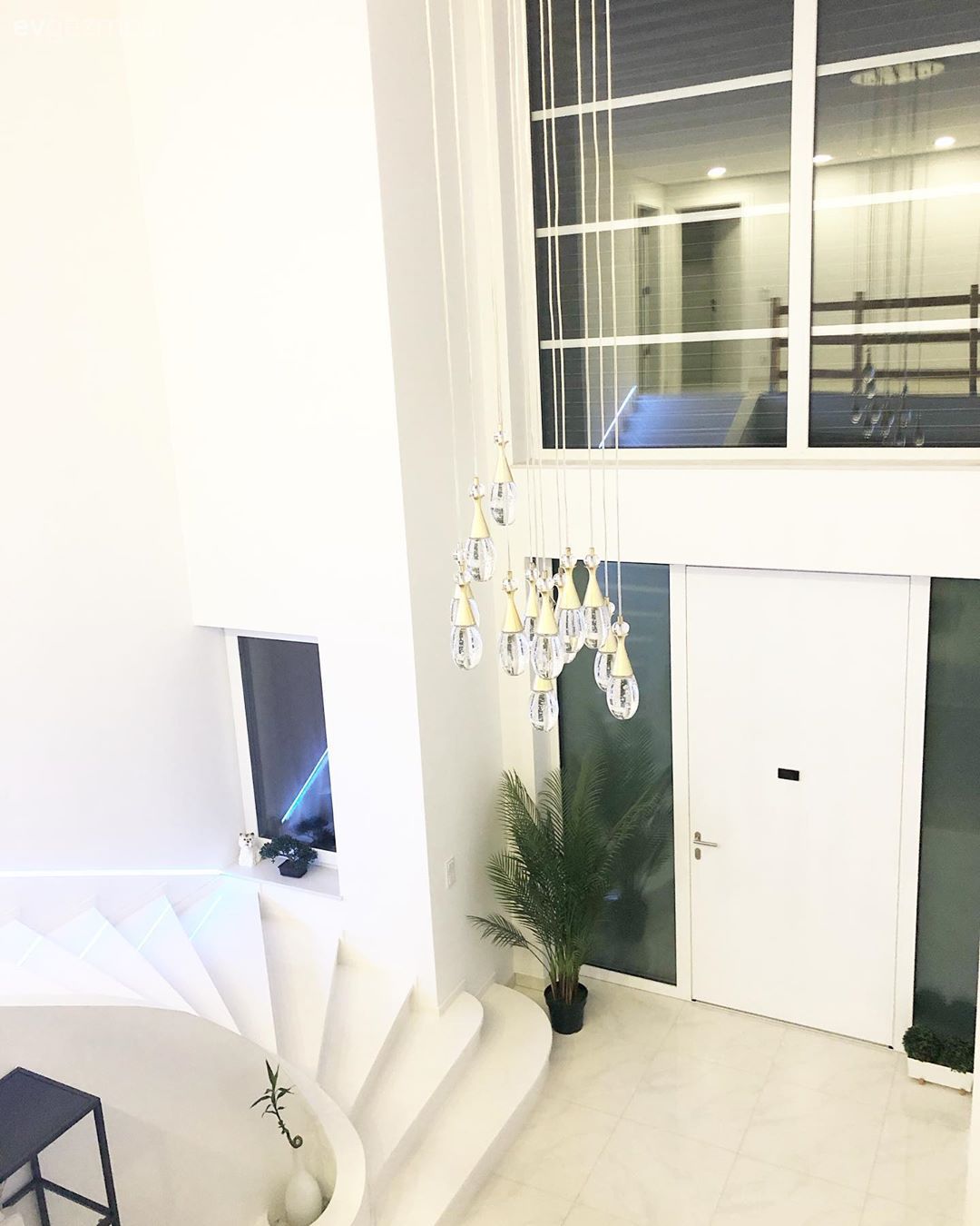 Antre, Beyaz, Avize, Aydınlatma, Antre avizesi, Kapı , Ev bitkisi, Dubleks evler, Merdiven, Müstakil Ev