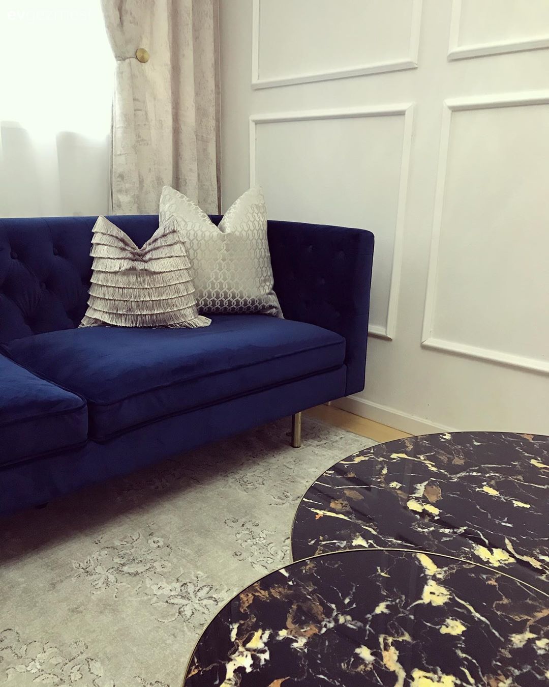 Salon, Klasik, Parlament mavisi, Krem, Beyaz, Duvar çıtalama, Koltuk takımı, Halı, Salon halısı, Altın, Fon perde, Perde, Tül perde, Yan sehpa, Sehpa, Orta sehpa, Vazo, Ev Aksesuar, Dekoratif Objeler