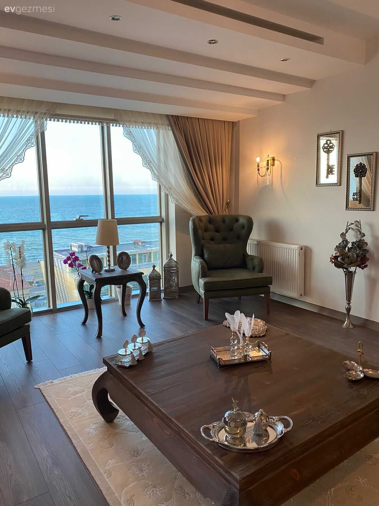 Salon, Ahşap Mobilya, Masif ahşap, Orta sehpa, Sehpa, Halı, Berjer, Tül perde, Perde, Yan sehpa, Dekoratif Objeler, Çerçeve, Krem, Kahverengi