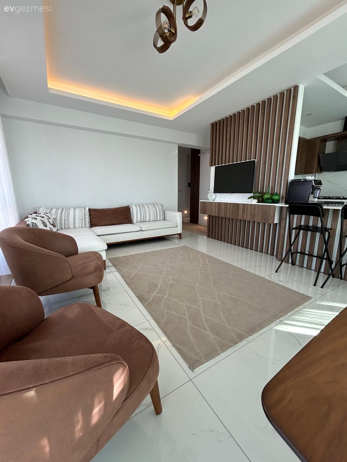 Salon, Açık konsept yaşam alanı, Modern, Ahşap Mobilya, Tv ünitesi, Köşe koltuk, Koltuk takımı, Beyaz, Bej, Kahverengi, Özel yapım dolaplar, Dolap, Ev bitkisi, Kırlent, Ev tekstili, Krem, Vizon, Duvar çıtalama