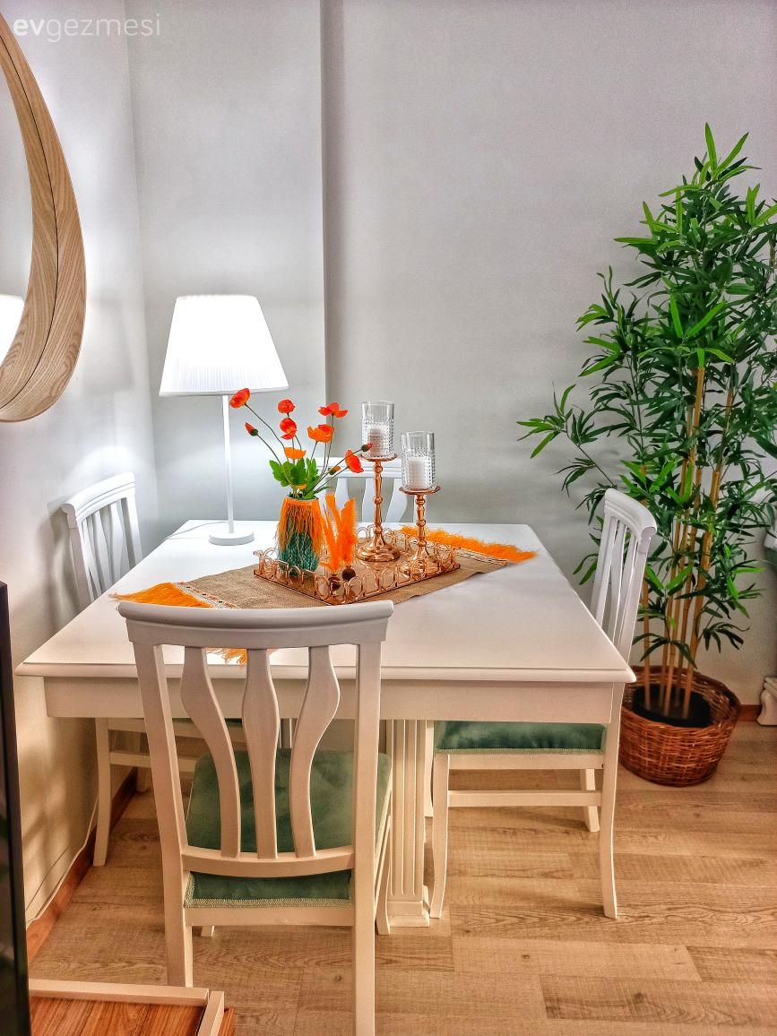 Yemek Odası, Gri duvar, Beyaz, Yeşil, Ev bitkisi, Saksı, Sandalye, Yemek masası, Abajur, Aydınlatma, Dekoratif Objeler, Parke