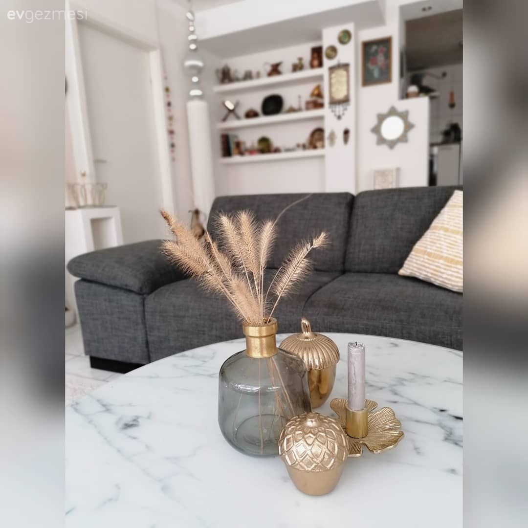 Salon, Beyaz, Antrasit  , Koltuk takımı, Orta sehpa, Sehpa, Vazo, Ev Aksesuar, Sehpa üstü aksesuarı, Altın, Duvar rafı, Duvar dekorasyonu, Tablo, Ayna