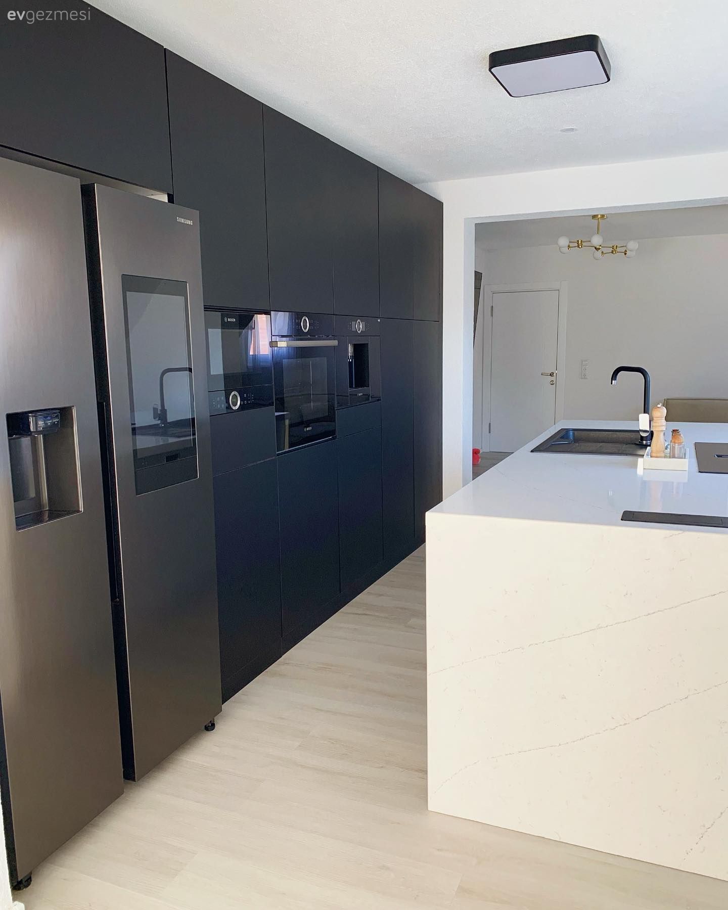 Beyazları Kuşanmış Bu Evde Altın Vurgularla Hareket Sağlanmış