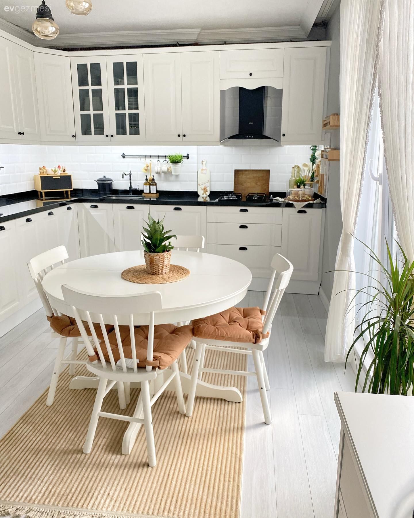 Mutfak, Beyaz, Siyah, Kahverengi, Ahşap Mobilya, Shaker kapaklı dolaplar, Siyah tezgah, Mutfak tezgahı, Mutfak tezgah arası, Tezgah arası seramik, Sandalye, Mutfak masası, Halı, Mutfak halısı, Mutfak perdesi, Tül perde, Perde