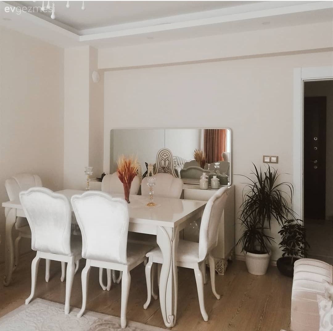 Yemek masası, Sandalye, Konsol, Konsol üzeri dekoratif objeleri, Ayna, Ev bitkisi, Beyaz