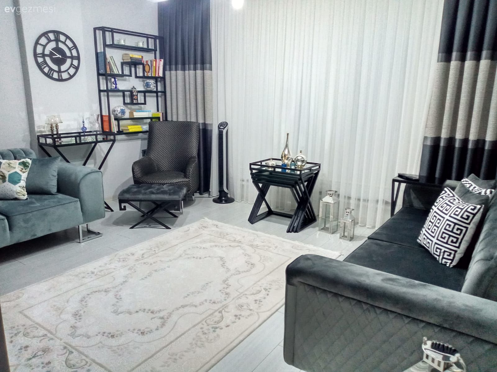 Salon, Gri, Beyaz, Fon perde, Perde, Kitaplık, Koltuk takımı, Halı