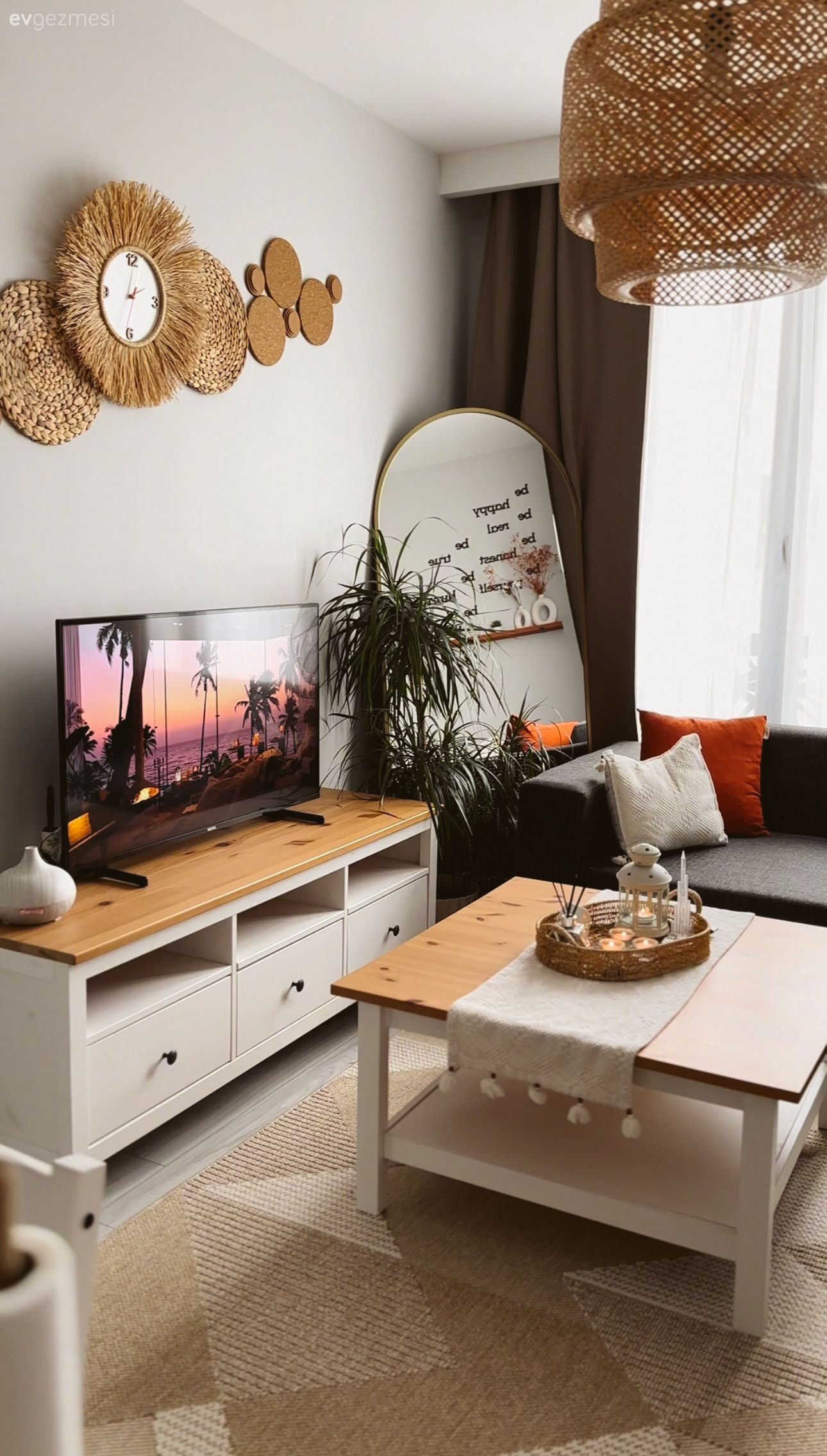 Salon, Bohem Dekorasyon, İskandinav, Ahşap Mobilya, Gri, Turuncu, Fon perde, Perde, Tül perde, Boy aynası, Ayna, Tv ünitesi, Tv ünitesi aksesuarları, Ev Aksesuar, Orta sehpa, Sehpa, Kırlent, Ev tekstili, Halı, Salon halısı, Hasır