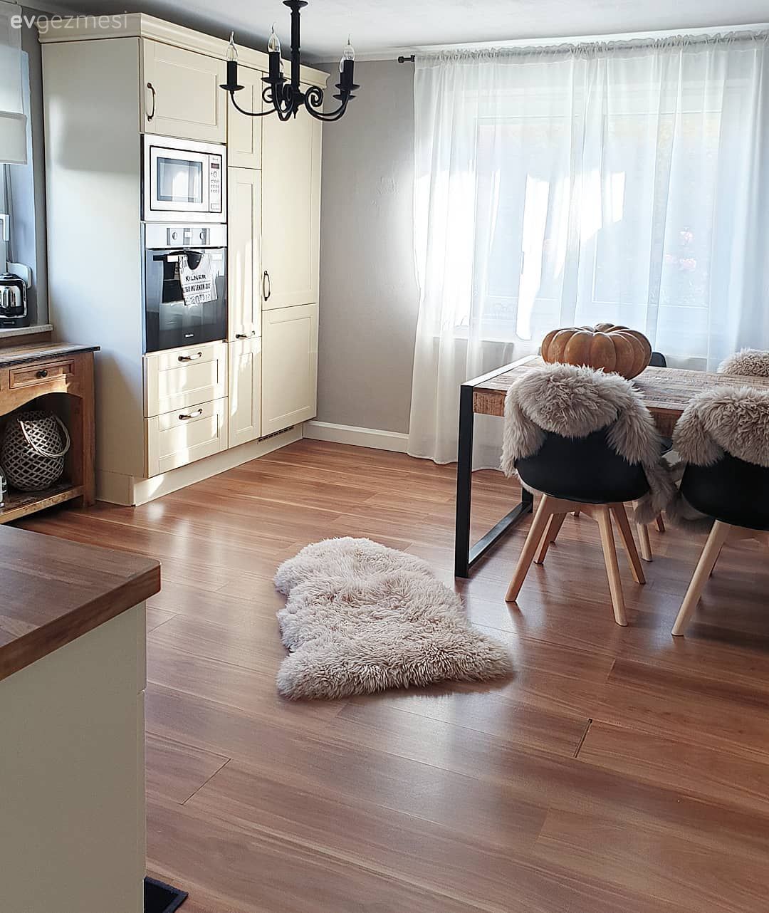 Mutfak, Beyaz, Siyah, Ekstra mutfak dolabı, Cam Ankastre, Ankastre, Post halı, Halı, Mutfak masası, Sandalye, Peluş, Mutfak perdesi, Mutfak Avize Modelleri, Parke, İskandinav