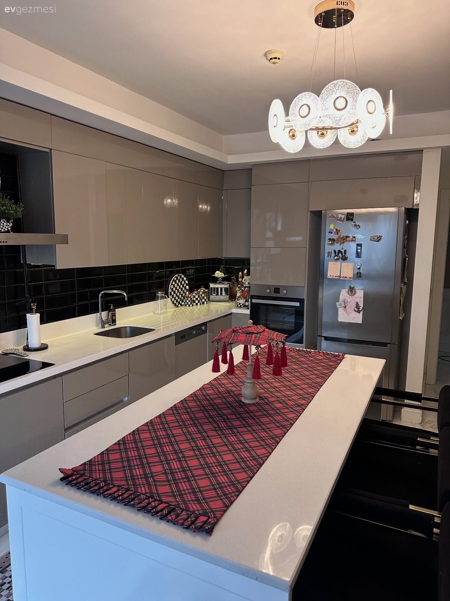 Mutfak, Modern mutfak, Gri, Beyaz, Siyah, Kırmızı, Mutfak tezgahı, Mutfak tezgah arası, Mutfak aksesuarları, Mutfak Avize Modelleri, Ada mutfak, Masa örtüsü, Ev tekstili, Davlumbaz, Ekose desen, Desenler, Sandalye, Mutfak sandalyesi, Eviye , Elektrikli Ocak, Cam Ankastre, Ankastre