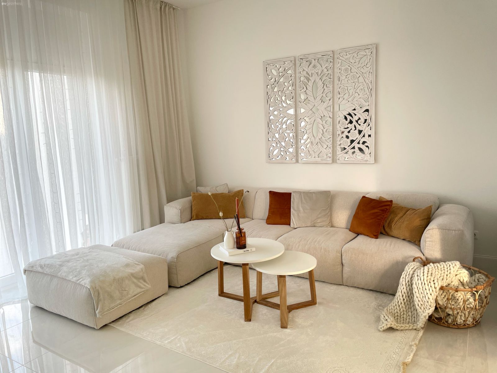 Salon, Bohem Dekorasyon, Gri koltuk, Köşe koltuk, Koltuk takımı, Kahverengi, Duvar panosu, Duvar dekorasyonu, Halı, Salon halısı, Orta sehpa, Sehpa, Tül perde, Perde, Kırlent, Ev tekstili