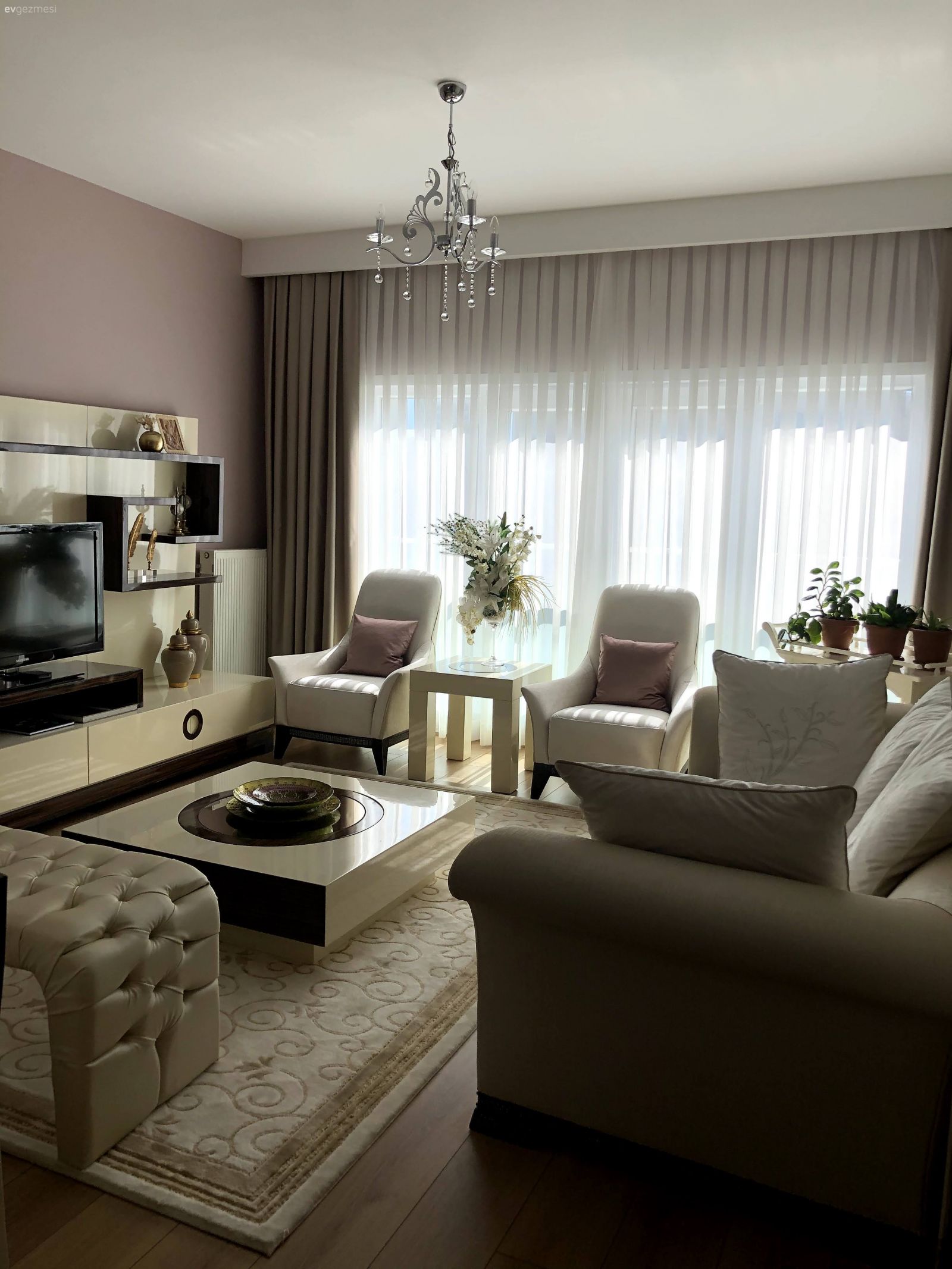 Salon, Klasik, Beyaz, Siyah, Krem, Koltuk takımı, Orta sehpa, Sehpa, Berjer, Tül perde, Perde, Tv ünitesi, Tv ünitesi aksesuarları, Ev Aksesuar, Halı, Salon halısı