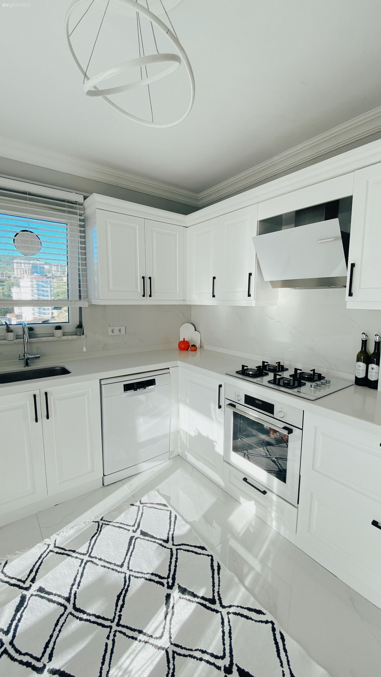 Mutfak, Beyaz, Beyaz mutfak, Modern, Siyah, Mutfak tezgahı, Mutfak tezgah arası, Ankastre, Davlumbaz, Mutfak halısı