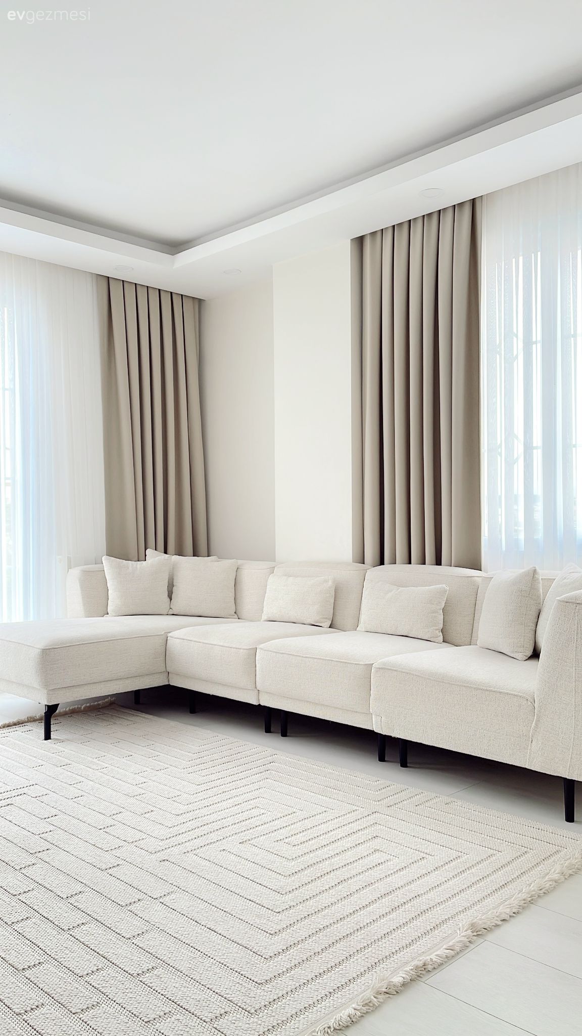 Salon, Modern, Beyaz, Gri, Köşe koltuk, Koltuk takımı, Fon perde, Perde, Tül perde, Halı, Salon halısı, Kırlent, Ev tekstili