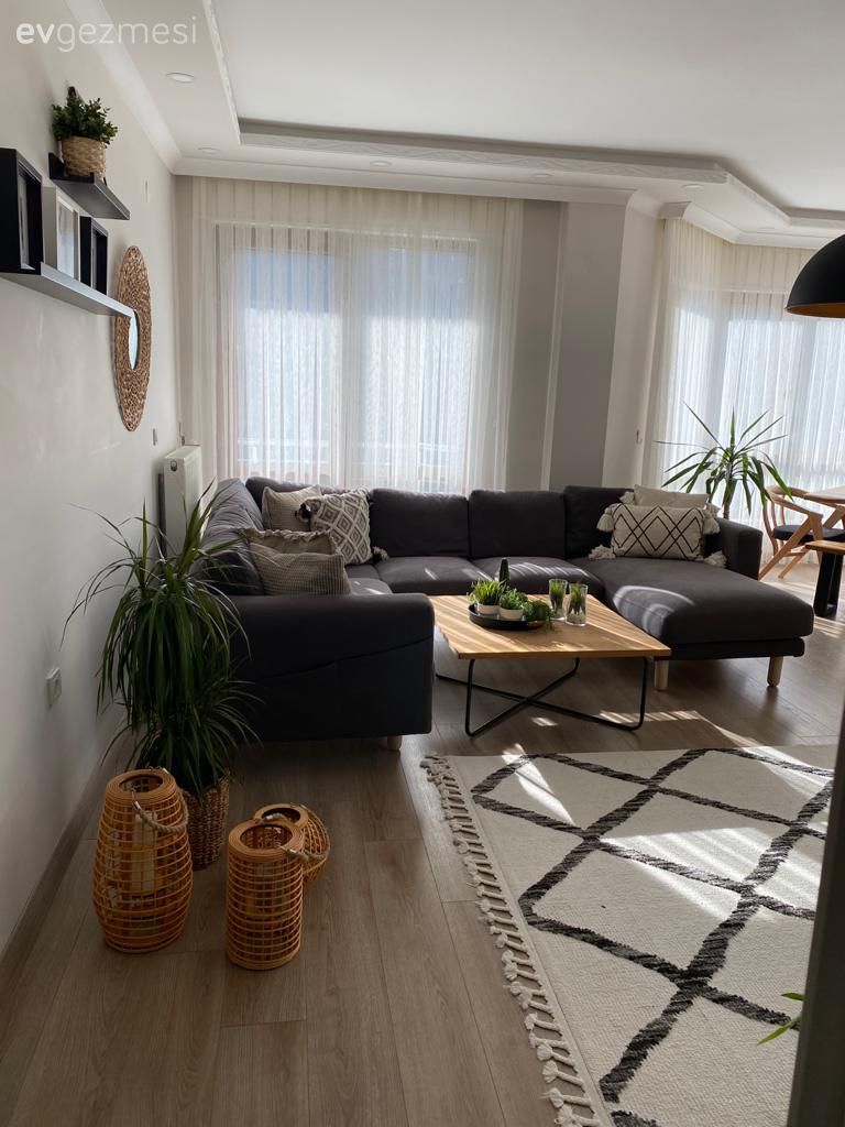 Salon, Bohem Dekorasyon, Beyaz, Gri, Antrasit  , İskandinav, Siyah, Ahşap Mobilya, Hasır, Köşe koltuk, Koltuk takımı, Orta sehpa, Sehpa, Kırlent, Ev tekstili, Halı, Salon halısı, Geometrik desen, Desenler, Duvar rafı, Duvar dekorasyonu, Ev bitkisi, Fener, Ev Aksesuar, Avize, Aydınlatma, Salon avizesi, Ayna, Parke