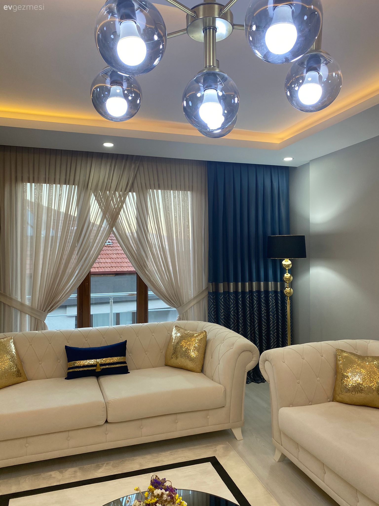 Salon, Art deko, Modern, Beyaz, Bej, Parlament mavisi, Altın, Siyah, Duvar dekorasyonu, Halı, Salon halısı, Koltuk takımı, Tavan dekorasyon, Led aydınlatma, Aydınlatma, Fon perde, Perde, Tül perde, Avize, Kırlent, Ev tekstili