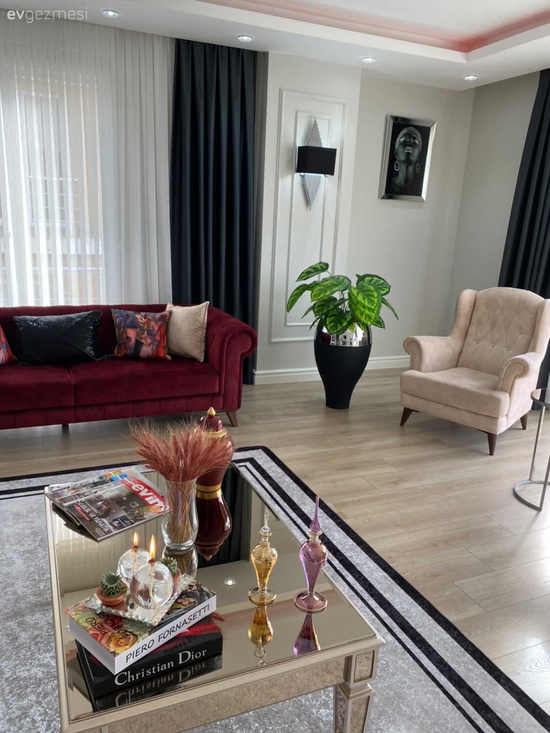 Bu İstanbul Evinde Metalin Farklı Suretleri Bordoyla Karıştırılmış