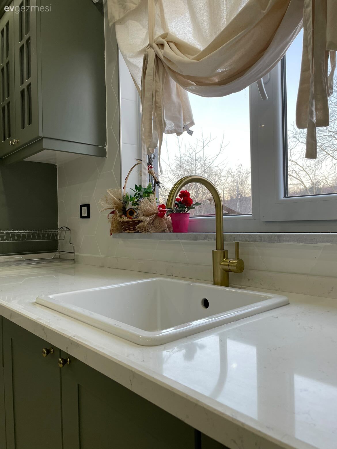 Mutfak, Gri, Beyaz, Krem, Mutfak tezgahı, Mutfak tezgah arası, Tezgah arası doğal taş, Mobilya kulp ve ayakları, Davlumbaz, Mutfak perdesi, Pencere önü eviye, Eviye 