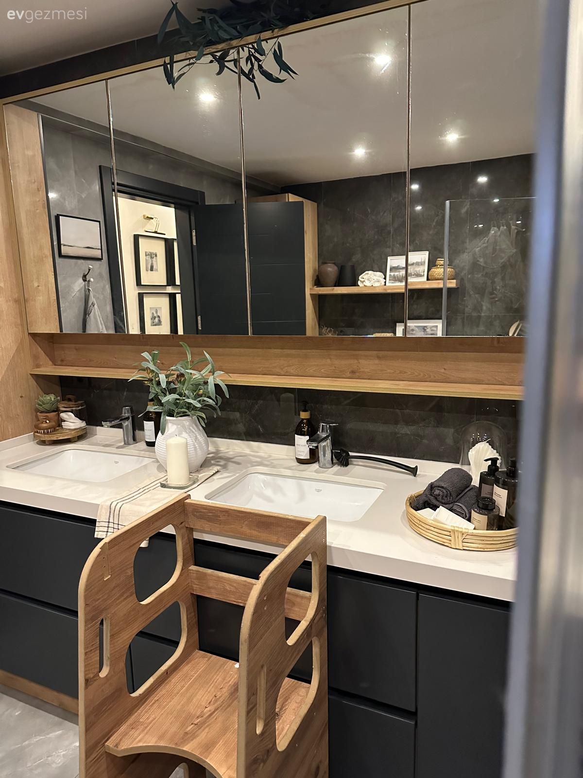 Bu Evde Küçük Çocuğa Rağmen Beyaz Renk Baş Rolde Olmuş