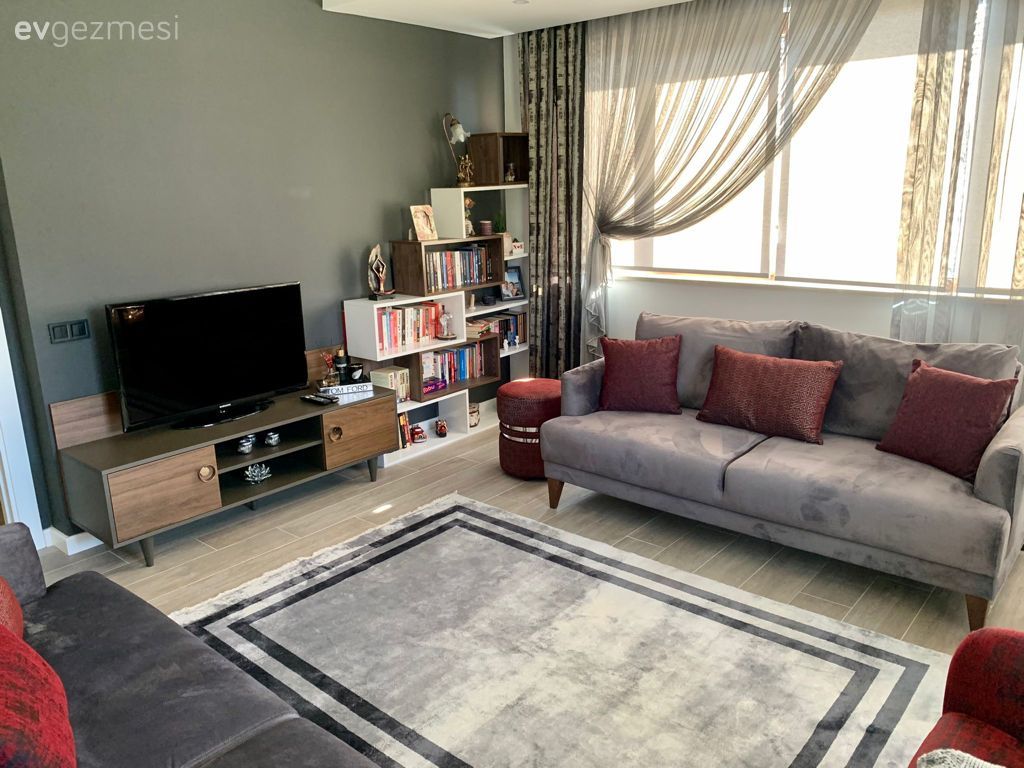 Oturma Odası, Gri, Modern, Kırmızı, Beyaz, Koltuk takımı, Berjer, Halı, Tül perde, Perde, Lambader, Aydınlatma, Kırlent, Ev tekstili, Yan sehpa, Sehpa, Gri duvar, Tv ünitesi, Kitaplık