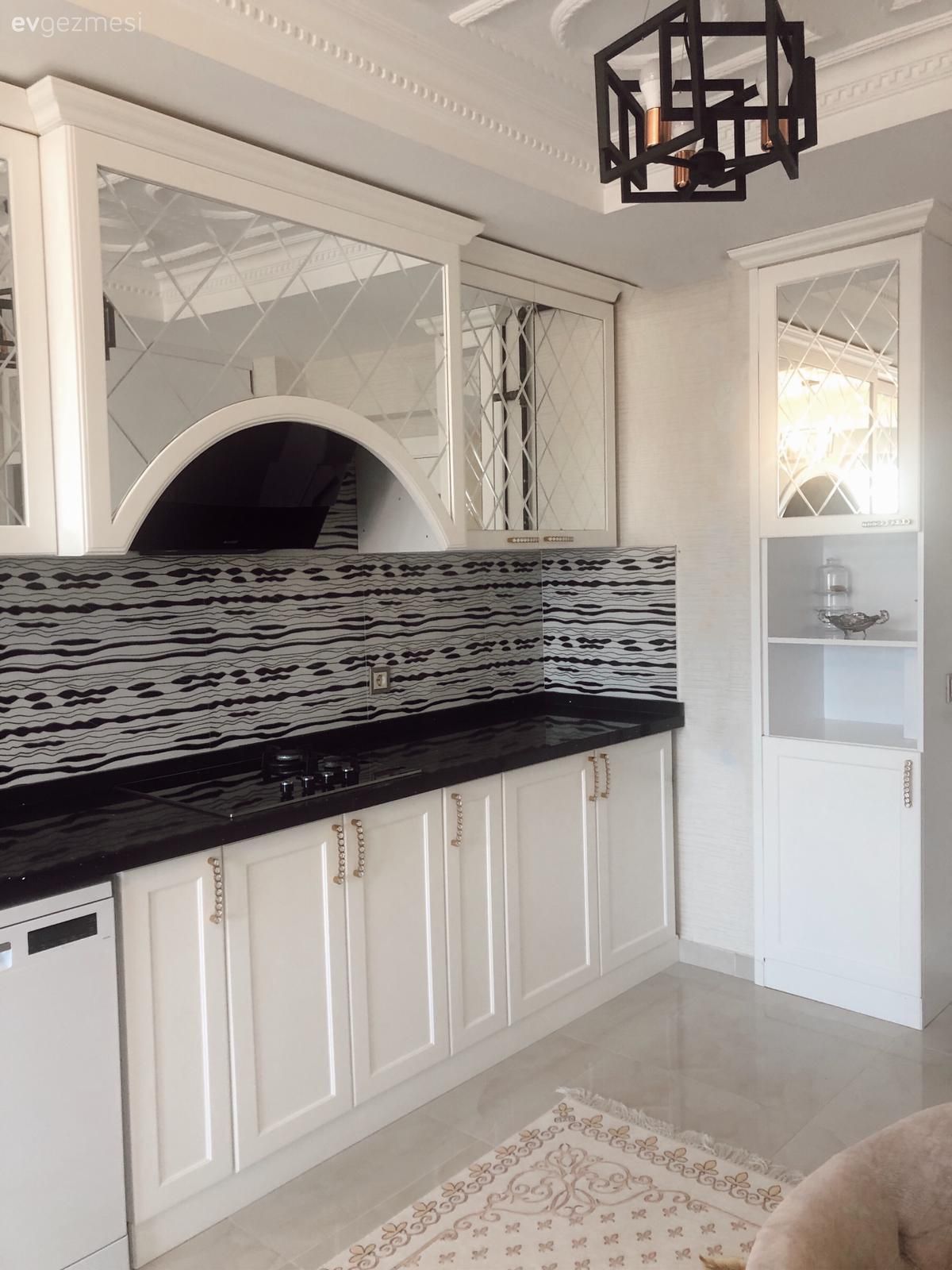 Mutfak, Beyaz, Siyah, Mutfak tezgahı, Mutfak tezgah arası, Siyah tezgah, Ayna kapaklı dolap, Ayna, Tezgah arası seramik, Mutfak aksesuarları, Mutfak Avize Modelleri