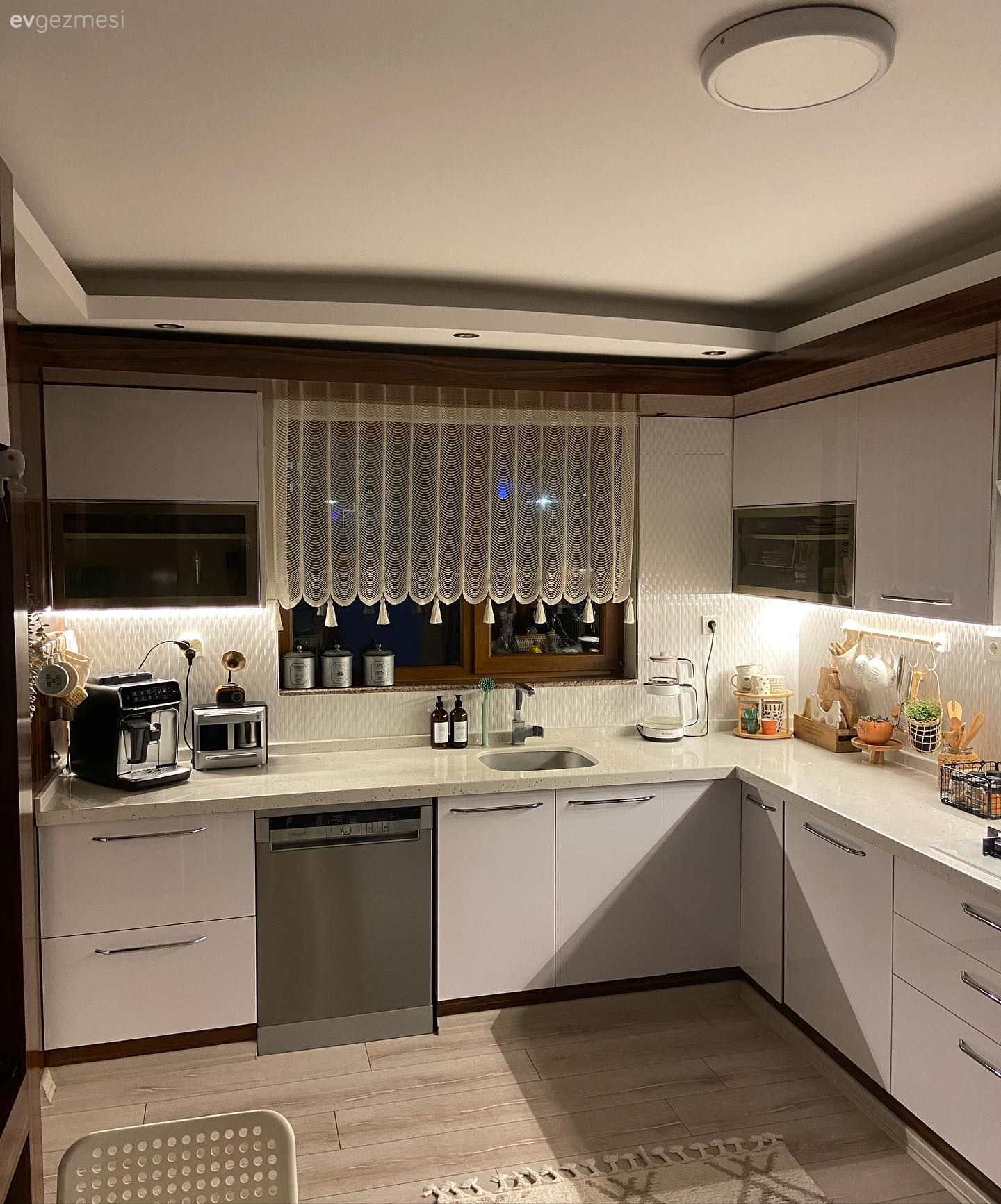 Mutfak, Beyaz, Rustik, Mutfak perdesi, Mutfak tezgahı, Mutfak tezgah arası, Tezgah arası seramik, Parke