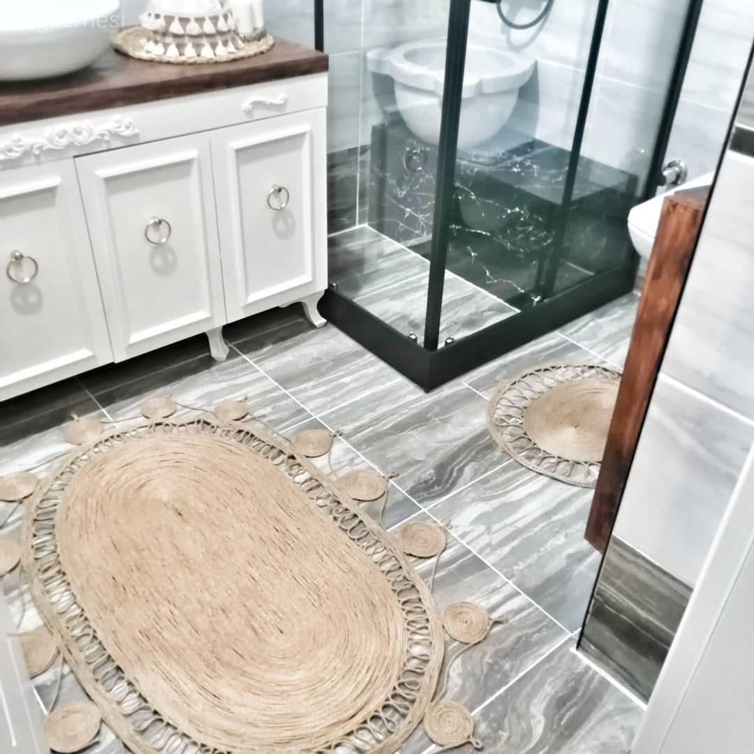 Banyo, Beyaz, Siyah, Banyo dolabı, Banyo aynası, Duşakabin, Jüt halı, Halı, Pampas otu, Vazo, Ev Aksesuar