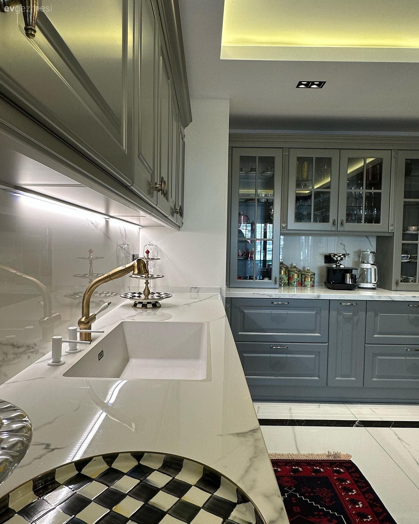 Mutfak tezgahı, Mutfak, Beyaz, Gri, Mutfak aksesuarları, Cam kapaklı dolap, Led aydınlatma, Aydınlatma, Porselen tezgah, Eviye 