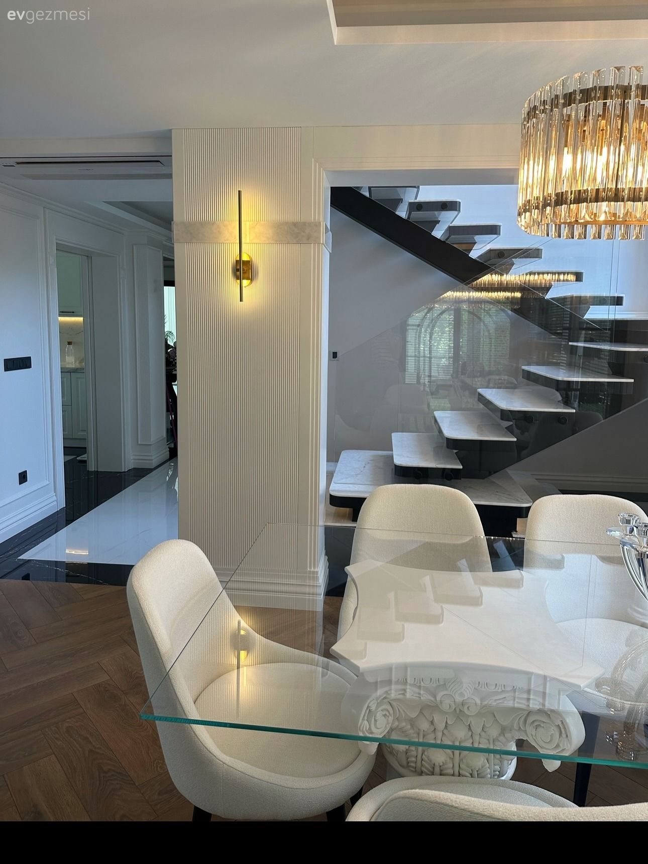 Bu İzmir Evinin Salonu Hem İddialı Hem Natürel