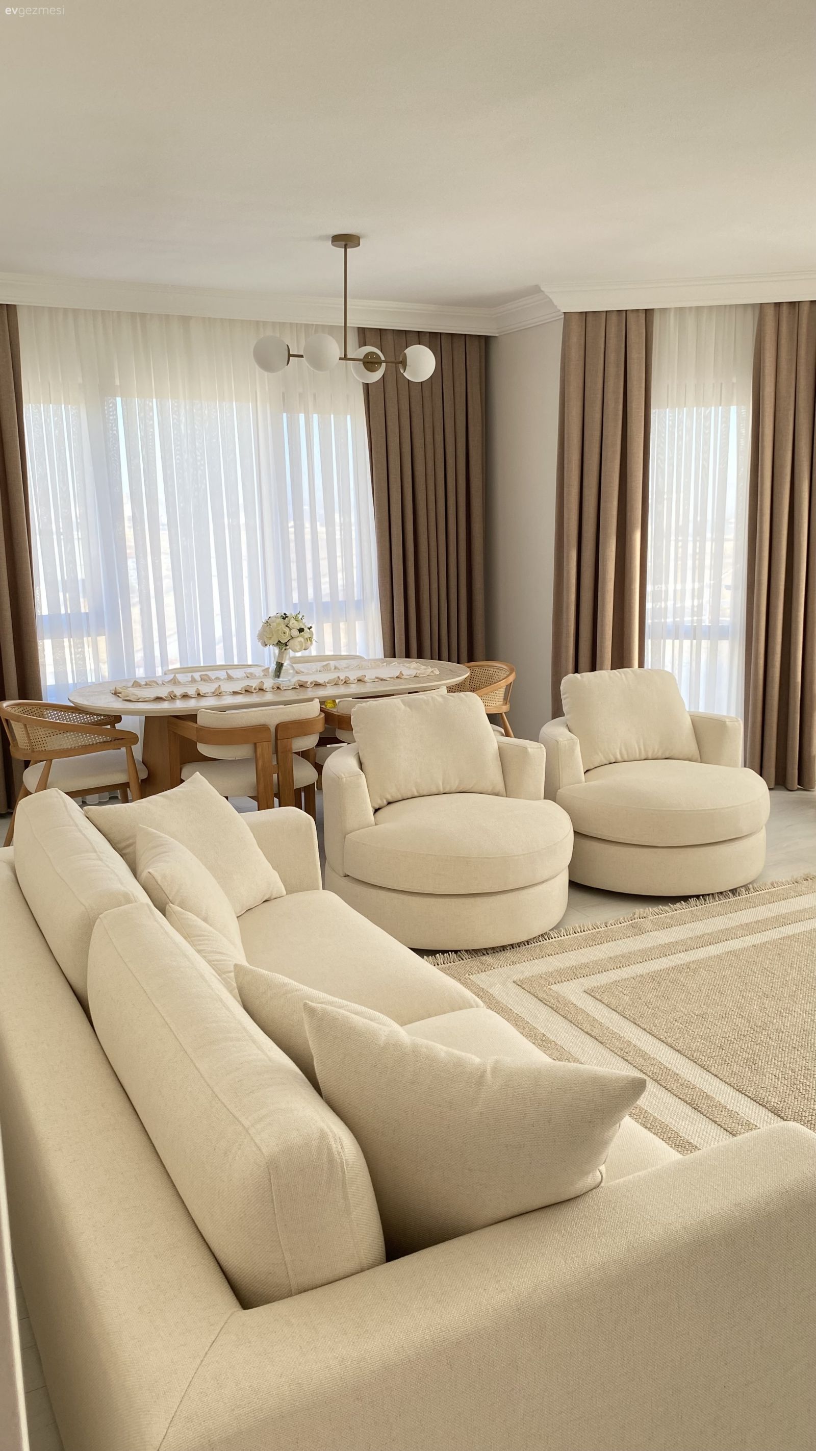 Salon, İskandinav, Beyaz, Krem, Bej, Koltuk takımı, Berjer, Sandalye, Yemek masası, Fon perde, Perde, Tül perde, Halı, Salon halısı, Boy aynası, Ayna, Avize, Aydınlatma, Dekoratif Objeler