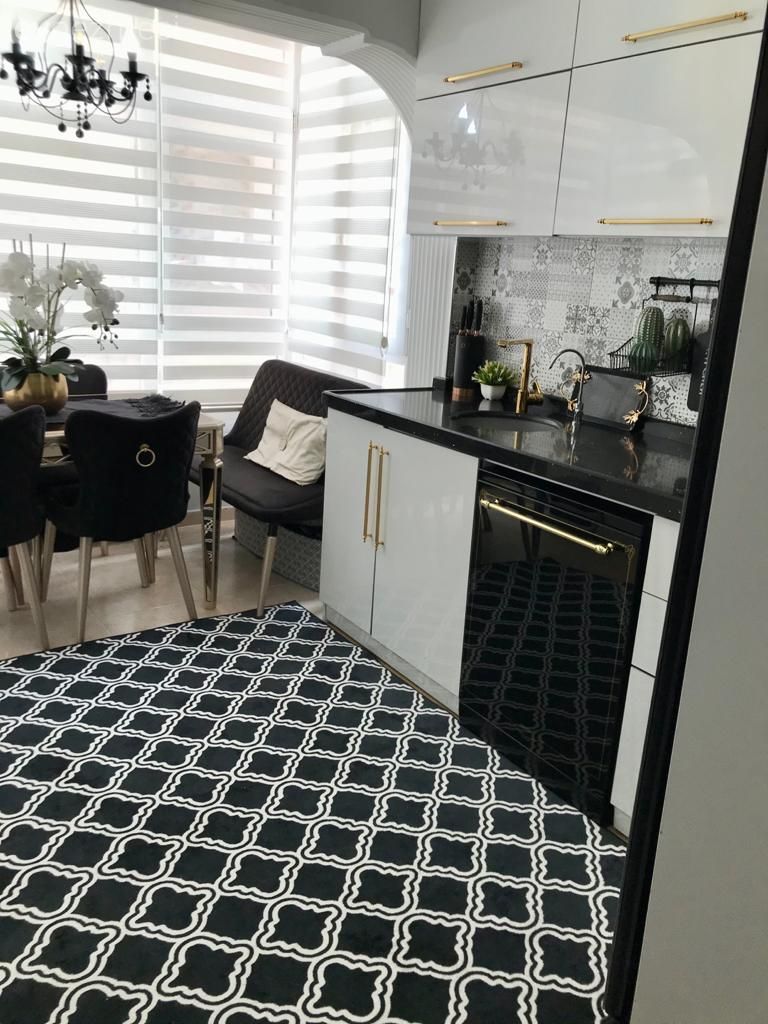 Mutfak, Art deko, Siyah, Beyaz, Mutfak tezgahı, Mutfak tezgah arası, Tezgah arası seramik, Mutfak halısı, Sandalye, Mutfak masası, Zebra Perde, Perde, Mutfak Avize Modelleri