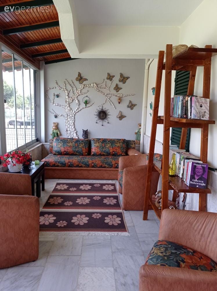 İzmir'deki Bu Ev Renkli Bahçesiyle Karnaval Yerlerini Andırıyor!