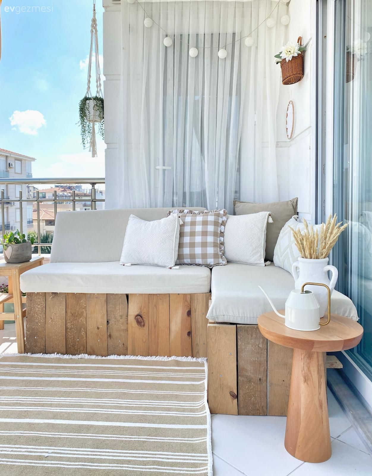 Bu Antalya Evinin Yıldızı Balkondaki Paletten Yapılma Sedir!