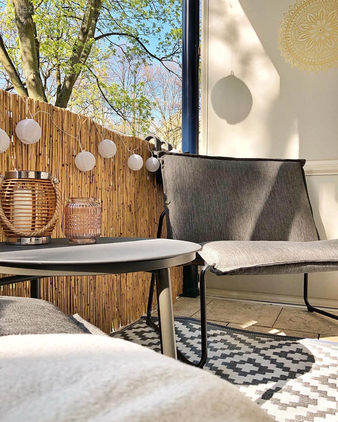 Balkon, Balkon oturma grubu, Geometrik desen, Desenler, Kilim, Aydınlatma, Balkon masası, Balkon avizesi