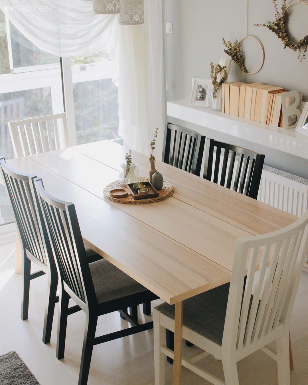 Yemek Odası, Ahşap masa, Sandalye, Beyaz, Siyah, Tül perde, Perde, Duvar dekorasyonu