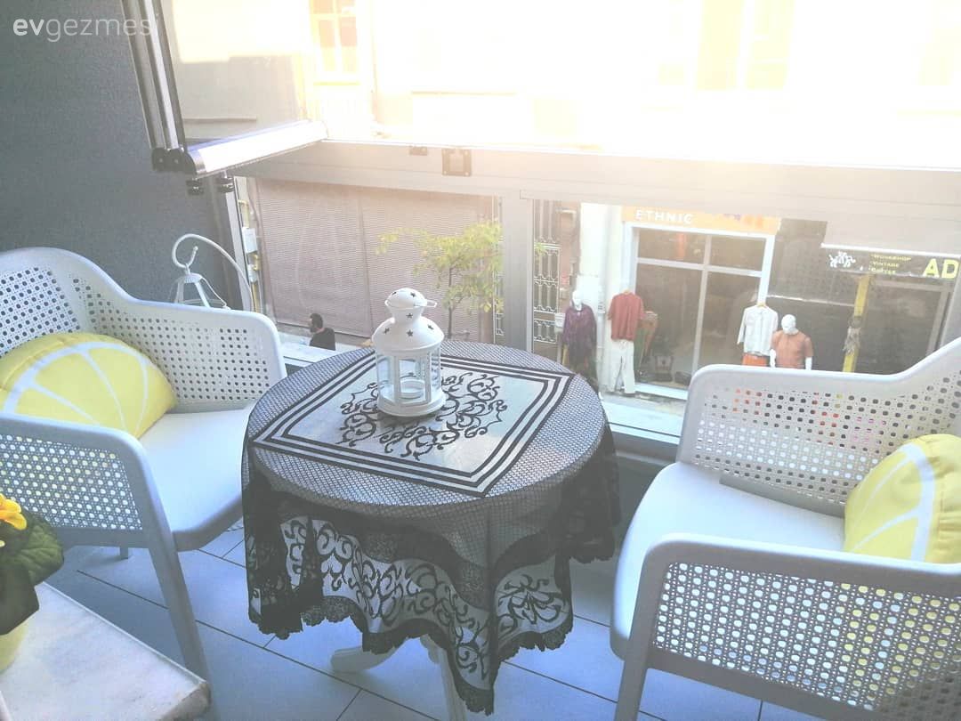 Balkon, Balkon masası, Hasır sandalye