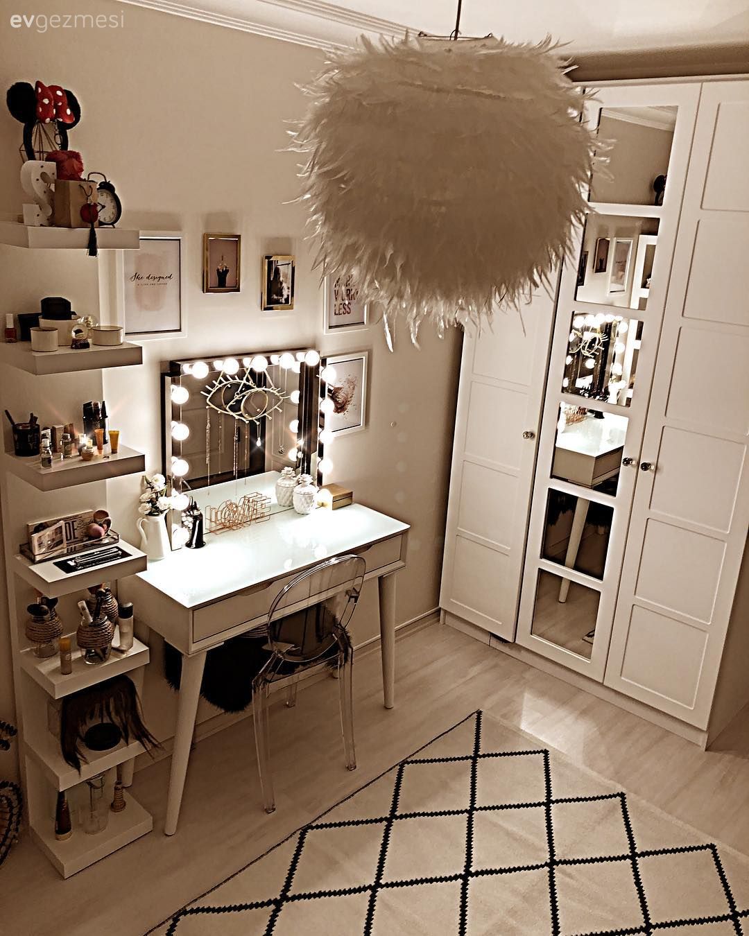 Giyinme odası, Beyaz, Siyah, Makyaj aynası, Makyaj masası, Dekoratif Objeler, Avize, Aydınlatma, Zigzak desen, Halı