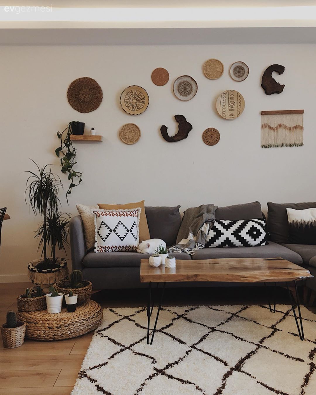 Salon, Gri, Beyaz, Siyah, Köşe koltuk, Koltuk takımı, Uzanma koltuklu köşe, Geometrik desen, Desenler, Modern, Makrome, Duvar dekorasyonu, Duvar panosu, Kırlent, Ev tekstili, Ahşap Mobilya, Metal ayaklı sehpa, Sehpa, Halı, Salon halısı, Hasır sepet, Sepet saksı, Ev bitkisi
