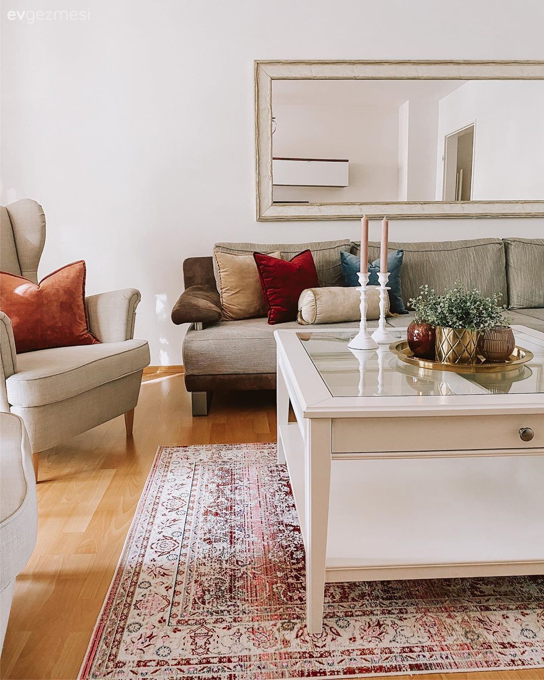 Salon, Modern, Köşe koltuk, Koltuk takımı, Gri, Kırmızı, Mavi, Berjer, Beyaz, Orta sehpa, Sehpa, Ayna, Halı, Salon halısı, Kırlent, Ev tekstili, Bej, Sehpa üstü aksesuarı, Ev Aksesuar, Şamdan