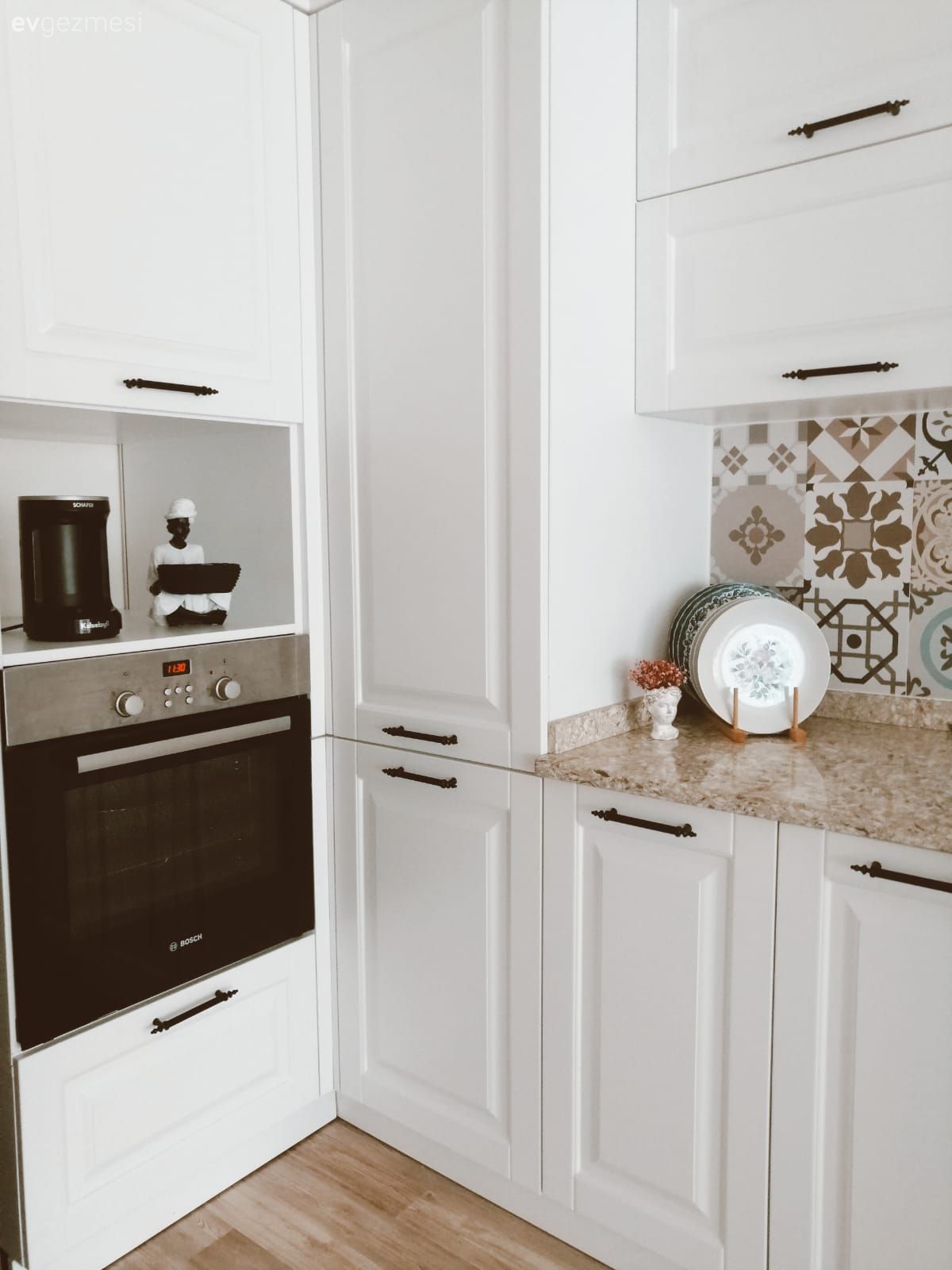 Mutfak, Beyaz mutfak, Shaker kapaklı dolaplar, Siyah, Tezgah arası seramik, Mutfak tezgah arası, Ankastre