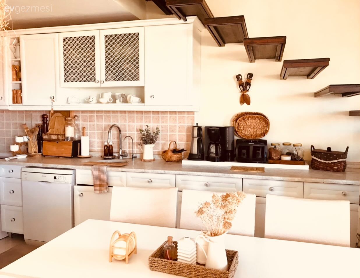 Mutfak, Amerikan Mutfak, Beyaz, Siyah, Rustik, Mutfak tezgahı, Mutfak tezgah arası, Tezgah arası seramik, Mutfak masası, Sandalye