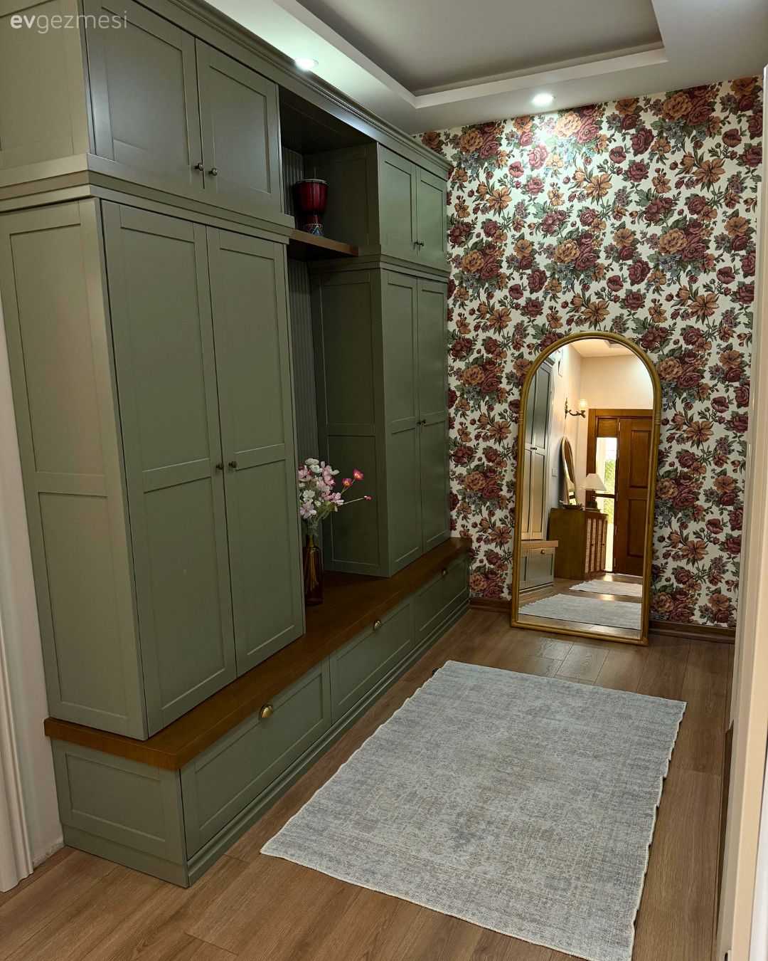 Antre, Vestiyer, Duvar kağıdı, Duvar dekorasyonu, Çiçekli desen, Desenler, Halı, Antre halısı, Yeşil, Ahşap Mobilya, Boy aynası, Ayna, Parke, Özel yapım dolaplar, Dolap