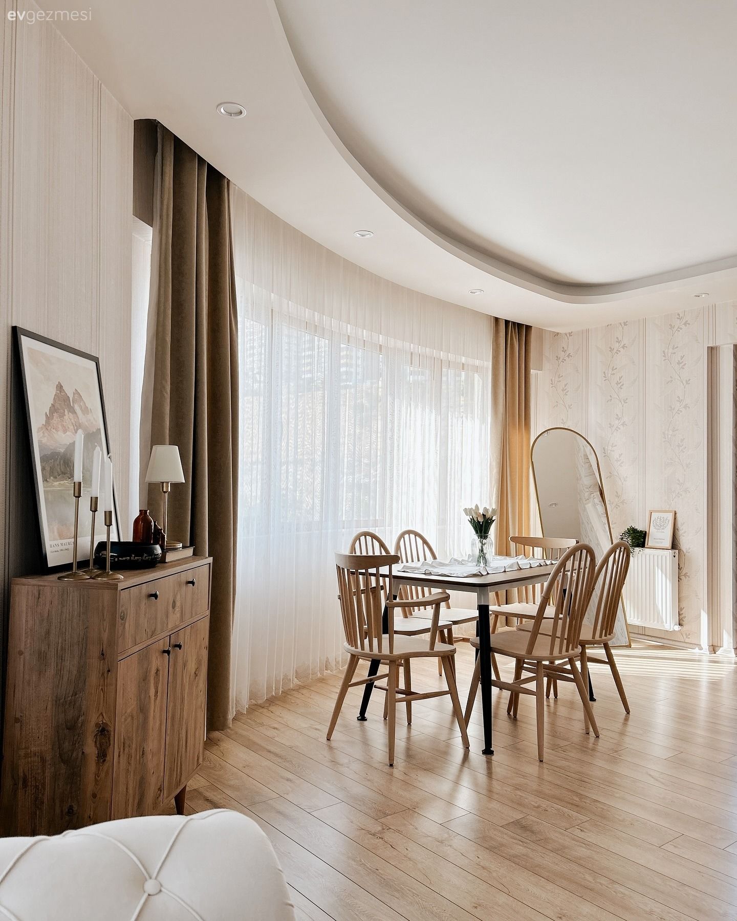 Salon, İskandinav, Krem, Bej, Beyaz, Halı, Salon halısı, Orta sehpa, Sehpa, Yemek masası, Fon perde, Perde, Tül perde, Ahşap Mobilya, Koltuk takımı, Dekoratif Objeler