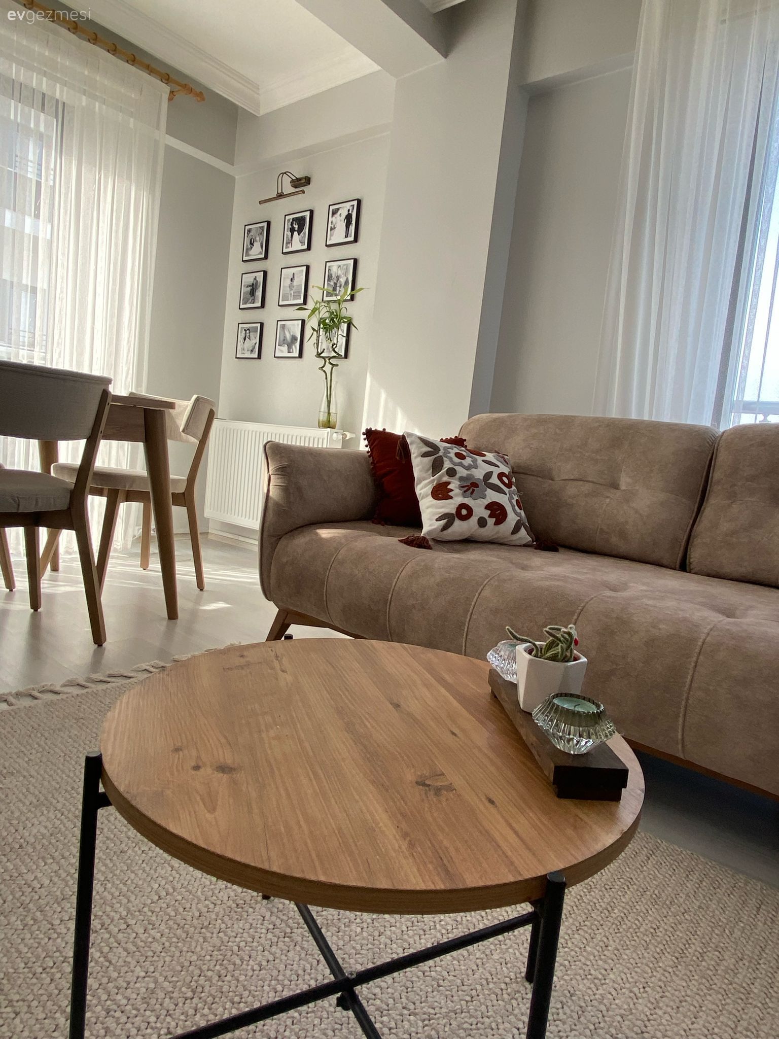 Çerçeve, Sandalye, Yemek masası, Tül perde, Perde, Koltuk takımı, Kırlent, Ev tekstili, Orta sehpa, Sehpa, Halı, Salon halısı, Dekoratif Objeler