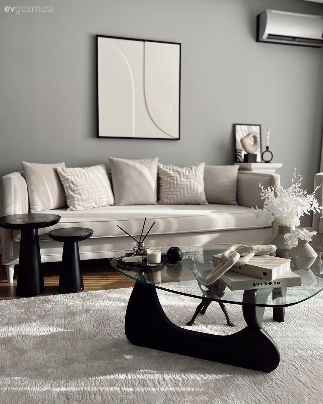 Salon, Modern, İskandinav, Siyah, Beyaz, Bej, Gri duvar, Tablo, Duvar dekorasyonu, Çerçeve, Orta sehpa, Sehpa, Cam orta sehpa, Yan sehpa, Halı, Salon halısı