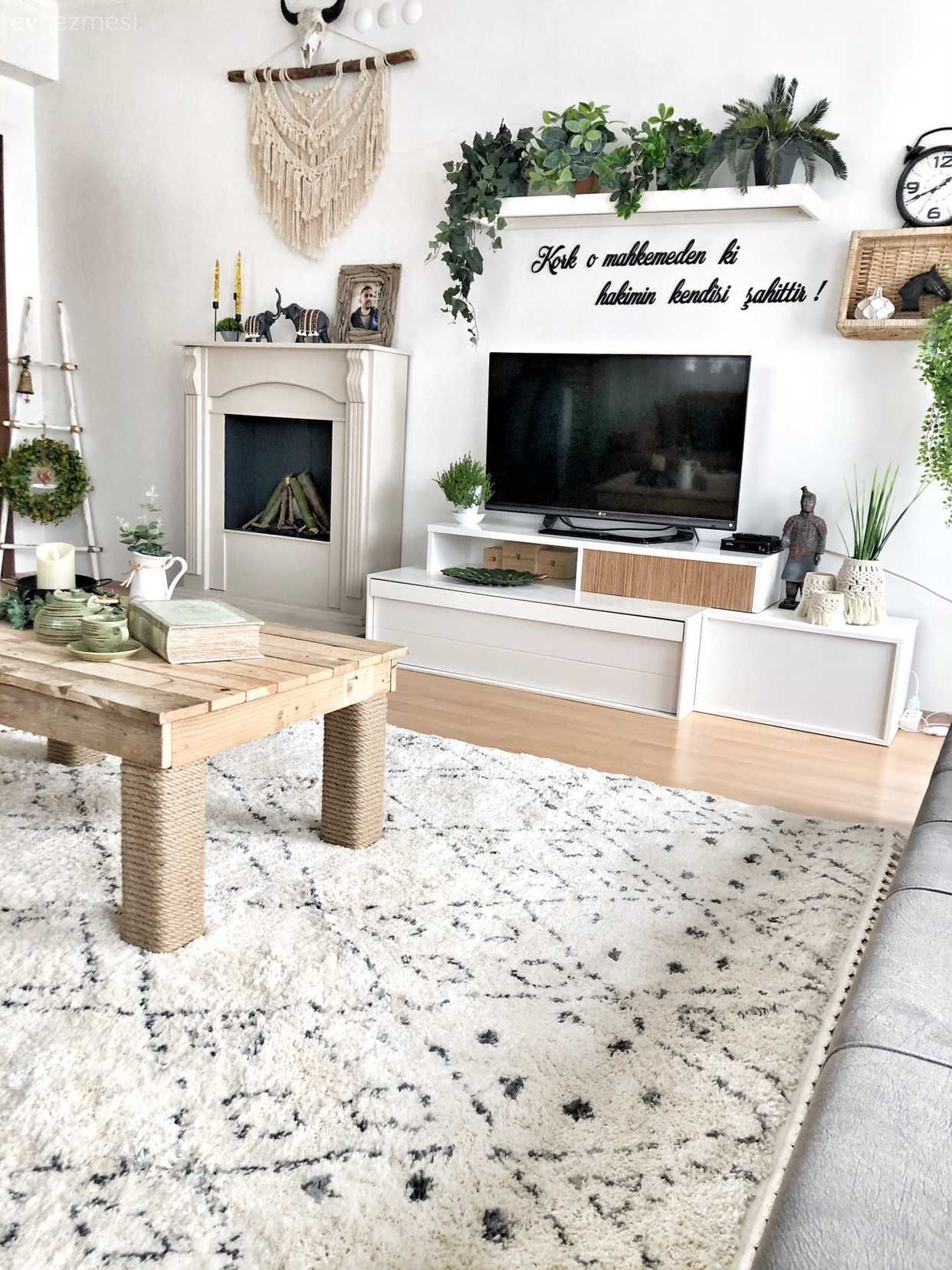 Beyaz, Salon, Modern, Tv ünitesi, Tv ünitesi aksesuarları, Ev Aksesuar, Şömine, Orta sehpa, Sehpa, Halı, Salon halısı, Ev bitkisi, Makrome, Desenler, Ahşap Mobilya, Bohem Dekorasyon