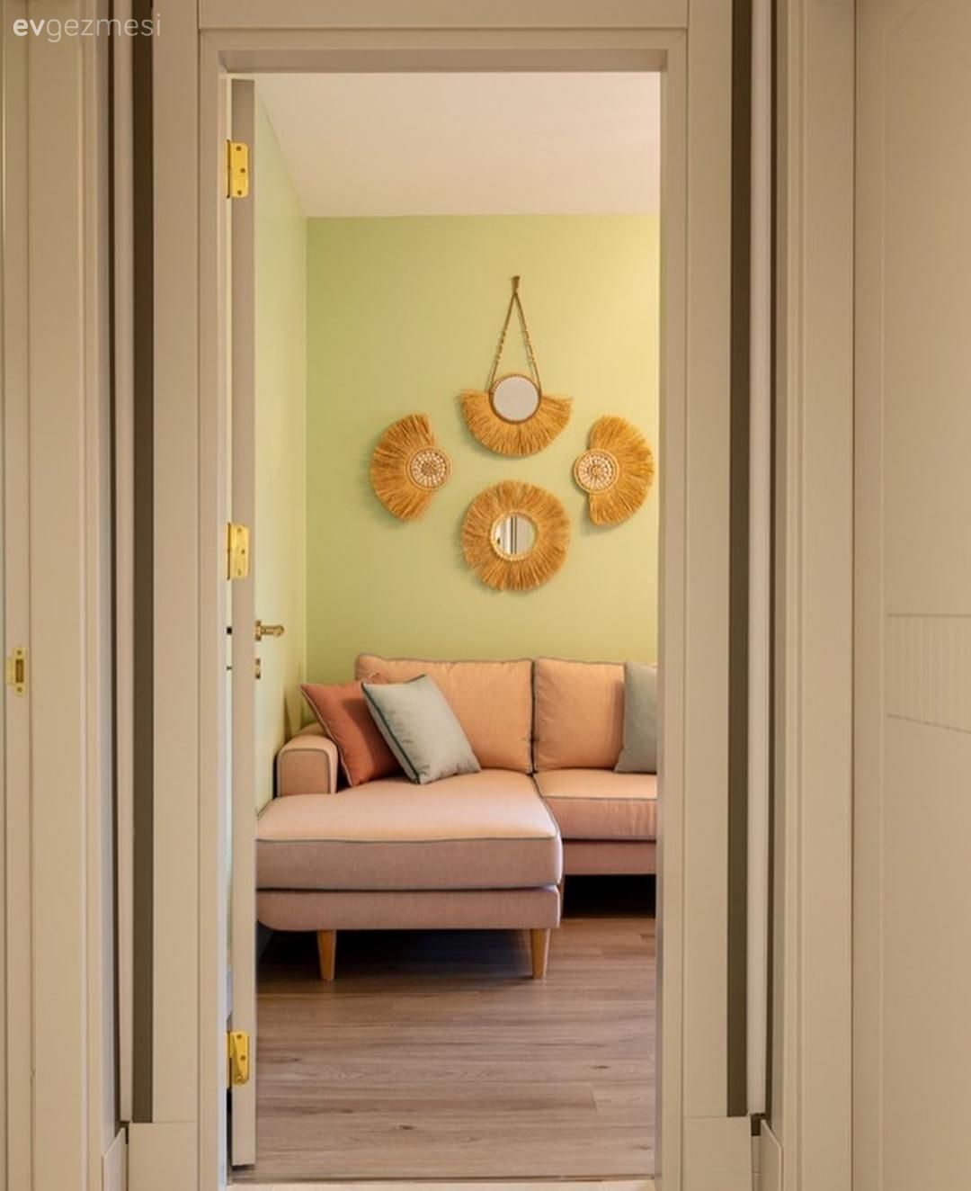 Bu İstanbul Evinde Aynalar ve Aydınlatmalar Ayrı Bir Önem Taşımış!